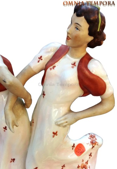 Scultura in ceramica smaltata - ballo popolare - anni 50 - repubblica cecoslovacchia - misura cm. Altezza 33 x larghezza 23