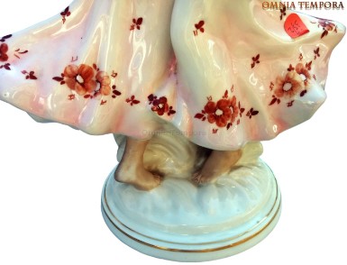 Scultura in ceramica smaltata - ballo popolare - anni 50 - repubblica cecoslovacchia - misura cm. Altezza 33 x larghezza 23