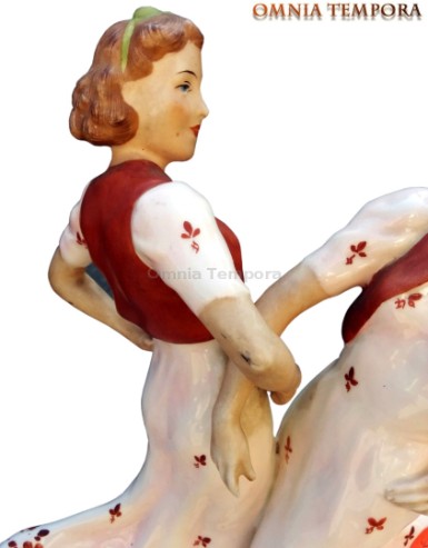 Scultura in ceramica smaltata - ballo popolare - anni 50 - repubblica cecoslovacchia - misura cm. Altezza 33 x larghezza 23